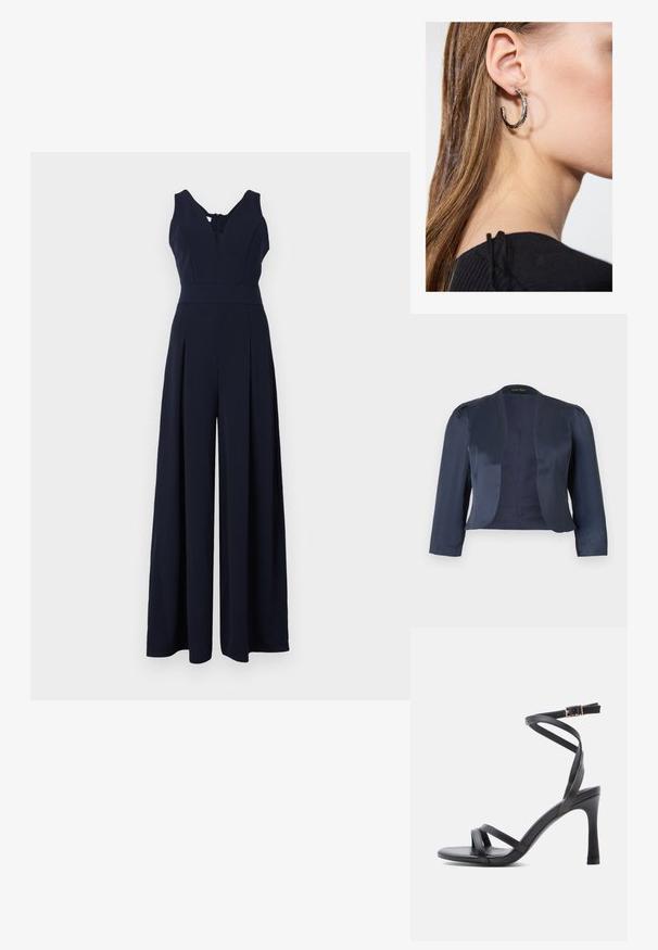 Marineblauwe cropped blazer met open voorzijde, lange mouwen en licht gevoerde schouders, gemaakt van glad satijnen stof.; Marine jumpsuit met een diepe V-hals, mouwloos ontwerp en brede geplooide benen. Gemaakt van gladde, lichtgewicht stof met een rits aan de achterkant.; Zwarte sandalen met hoge hak en elegant ontwerp, voorzien van twee smalle bandjes over de tenen en een gekruist enkelbandje met gespsluiting.; Zilveren oorbel met een gepolijste afwerking, met kleine gouden accentdetails en een ronde vorm, gedragen op de oorlel.
