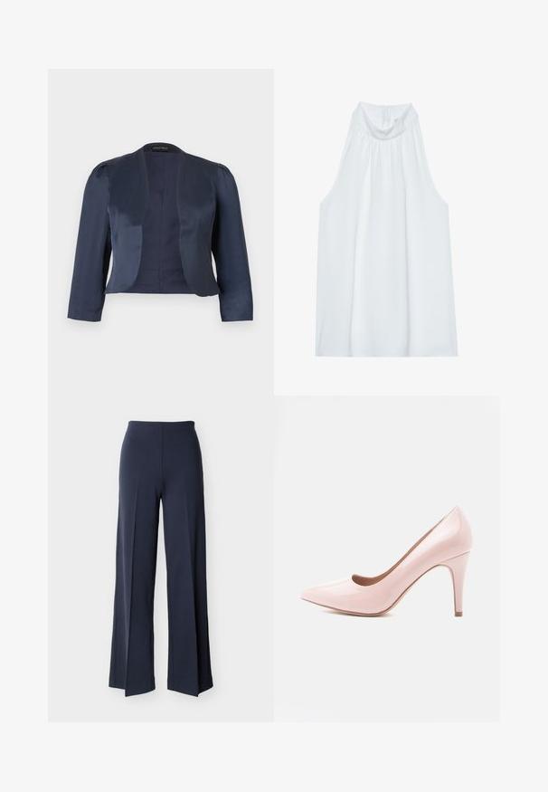 Marineblauwe cropped blazer met open voorzijde, lange mouwen en licht gevoerde schouders, gemaakt van glad satijnen stof.; Witte mouwloze top met een hoge hals, gemaakt van zachte stof, met geplooide details bij de halslijn en een verborgen ritssluiting aan de achterkant.; Marineblauwe wijde broek met zijsplitsingen, hoge taille en een gladde voorkant, weergegeven tegen een witte achtergrond.; Roze lakleren hoge hak schoen met een puntige neus en een slanke hak. Gladde textuur met een glanzende afwerking. Geen zichtbare accenten of patronen.