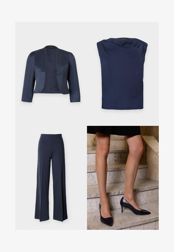 Blazer bleu marine court à devant ouvert avec manches longues et épaules légèrement rembourrées, fabriqué en tissu satin lisse.; Blouse sans manches bleu marine avec un col drapé, tissu lisse et ourlet droit, présenté à plat sur un fond blanc.; Pantalon large bleu marine avec fentes latérales, taille haute et devant lisse, présenté sur un fond blanc.; Des chaussures à talons aiguilles bleu marine avec un bout pointu, présentant une finition lisse et texturée ressemblant à de la peau de crocodile.