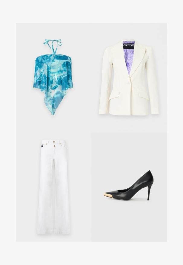 Blazer blanc cintré avec fermeture à un bouton, revers crantés, poches à rabat et doublure intérieure à motif violet étiquetée Versace Jeans Couture.; Haut dos nu à teinture bleue avec tissu transparent et ourlet pointu en forme de mouchoir, suspendu sur un fond blanc.; Jean blanc à jambes larges avec poches avant, passants pour ceinture et boutons dorés sur un fond uni.; Pompe à talon haut en cuir noir avec bout pointu ; présente une accentuation métallique dorée sur le capuchon. Surface lisse avec un design épuré.