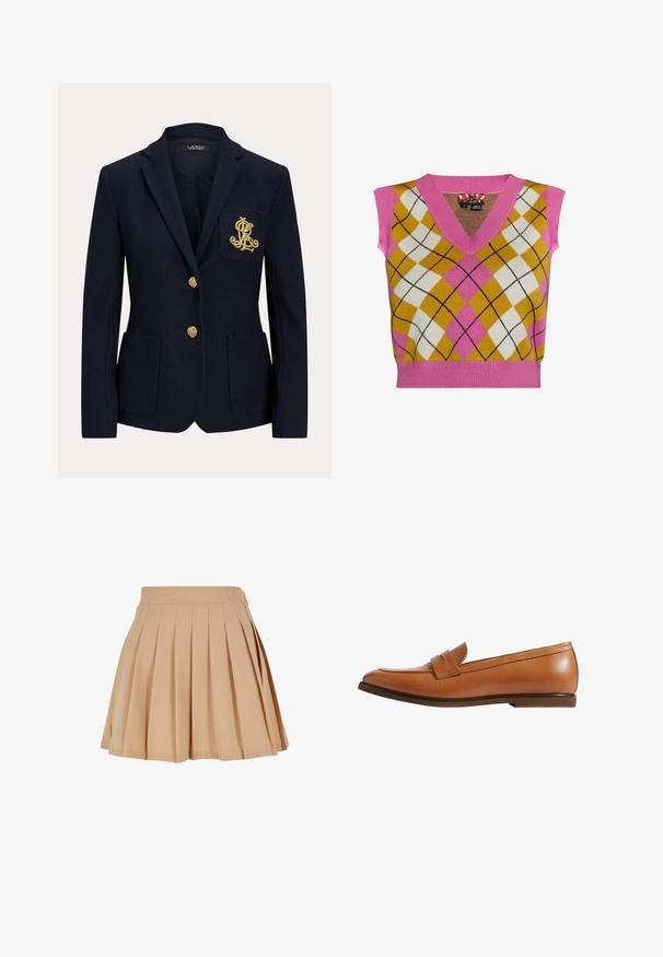Blazer azul marino con solapa con muesca, dos botones dorados, dos bolsillos delanteros de parche y logo "RL" bordado en dorado en el bolsillo izquierdo del pecho.; Chaleco sin mangas de punto con escote en V rosa, patrón de argyle en amarillo, blanco y rosa, con líneas contrastantes en negro y dobladillo acanalado.; Falda mini de tabla beige con cintura alta y un sutil logo bordado en el lado derecho de la cintura.; Mocasín de cuero marrón claro con un diseño elegante, que presenta un detalle de correa frontal, punta redondeada y tacón bajo marrón. Textura suave, estilo minimalista.