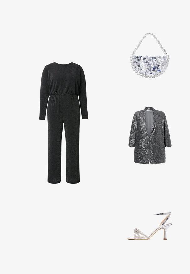 Sølv pailletjakke med løs pasform, åben front og 3/4 ærmer. Glat indvendig foring og struktureret yderside.; Sort jumpsuit lavet af et struktureret, glitrende stof, med lange ærmer, rund halsudskæring, elastisk talje og vide benåbninger.; Sølvfarvet sandal med høje hæle, ankelrem og dekorativ knudedetalje på frontremmen, med lav blokhæl.; Sølvfarvet paillet-Håndtaske med en buet form, dekoreret med et perlebesat håndtag med klare og sølvfarvede sten.