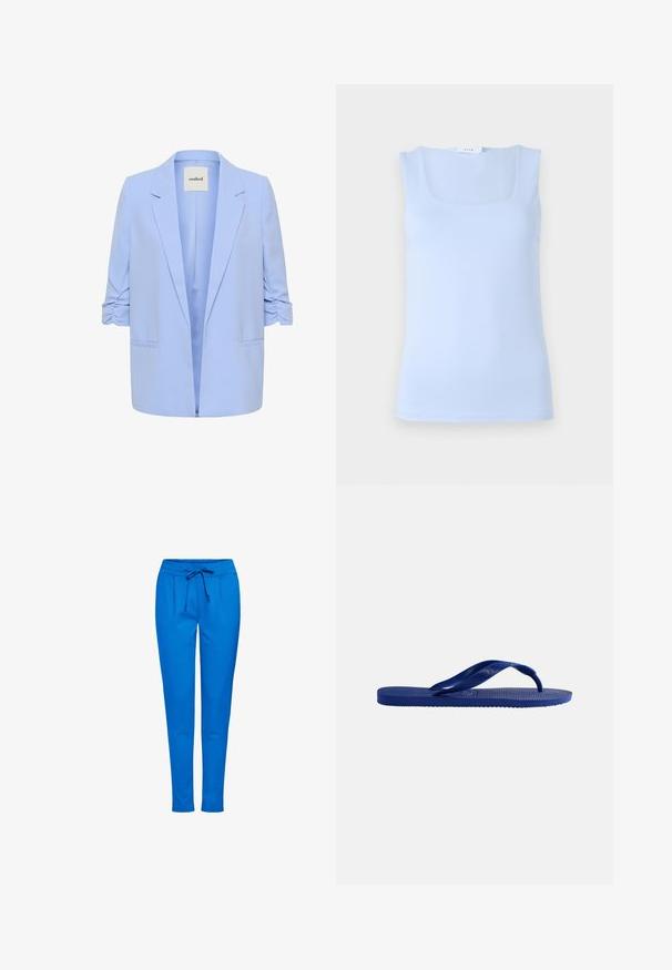 Hellblauer Blazer mit kleinem Revers, offenem Vorderteil und gerafften Ärmeln. Verfügt über zwei Fronttaschen und eine glatte Stoffstruktur.; Helles blaues ärmelloses Oberteil mit quadratischem Ausschnitt, aus glattem Stoff gefertigt, mit einer taillierten Passform und einer minimalistischen Silhouette.; Blaue Jogginghose aus weichem Stoff, mit einem elastischen Bund und Kordelzug, zwei Fronttaschen und einem schmal zulaufenden Bein.; Ein einzelner blauer Flip-Flop mit strukturierter Sohle und Y-förmigem Riemen, von der Seite auf weißem Hintergrund gezeigt.