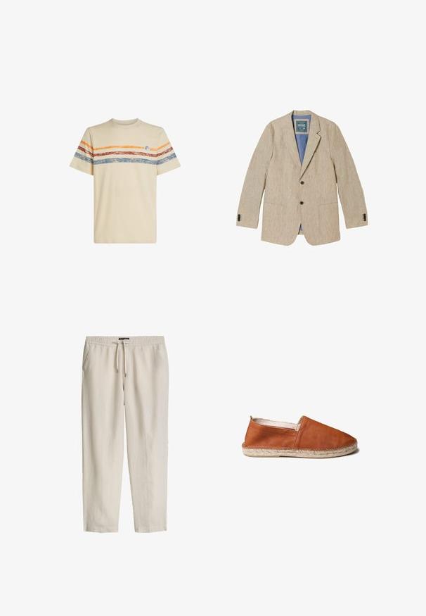 Beige linnen herenblazer met inkepingstruien, twee voorste knopen, opgestikte zakken en een blauwe voering.; Crème katoenen t-shirt met horizontale strepen in oranje, rood en blauw. Korte mouwen, ronde halslijn en een klein logo detail op de borst.; Beige casual broek met elastische tailleband, trekkoord en zijzakken, gemaakt van lichtgewicht stof.; Bruine leren instapschoen met een ronde neus, geweven jute zool en stiksels langs de rand. Gladde textuur, minimalistisch ontwerp.