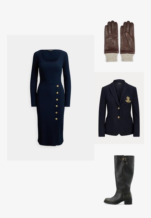 Navyblauwe blazer met gouden knopen, twee steekzakken aan de voorkant en een goud geborduurd logo op de linkerborstzak.; Donkerblauwe ribgebreide jurk met lange mouwen, een vierkante halslijn en knopen aan de zijkant. Heeft een aansluitende pasvorm en een zoom tot op de knie.; Zwarte leren kniehoge laars met een chunky hak, voorzien van een zijgesp accent en contrasterende stiksels langs de naden. Glad textuur.; Bruine leren handschoenen met een gladde textuur, voorzien van geribde beige gebreide manchetten. Stijlvolle stiksels en een puntige vingervorm.