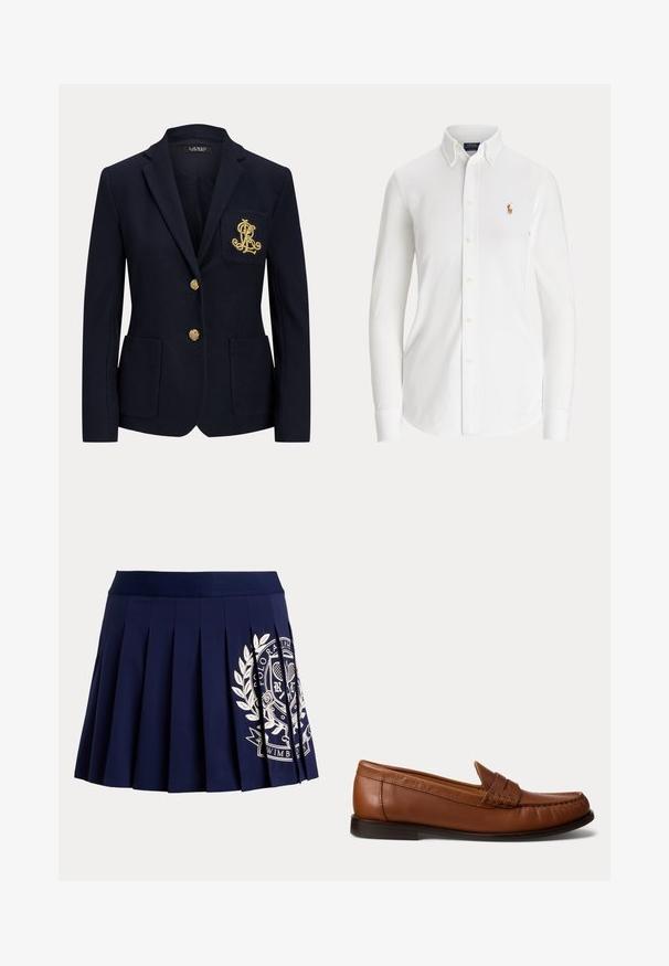 Marineblazer mit goldenen Knöpfen, zwei Fronttaschen und einem goldbestickten Logo auf der linken Brusttasche.; Weißes Hemd mit langen Ärmeln, Knopfleiste, Button-Down-Kragen und kleinem gesticktem Polo-Spieler-Logo auf der Brust.; Marineblauer plissierter Rock mit breitem Bund und weißem Tennis-Wappen-Logo auf der unteren rechten Seite.; Brauner Lederloafer mit niedrigem schwarzem Absatz, Moc-Toe-Naht und einem dekorativen Riemen oben, vor weißem Hintergrund gezeigt.