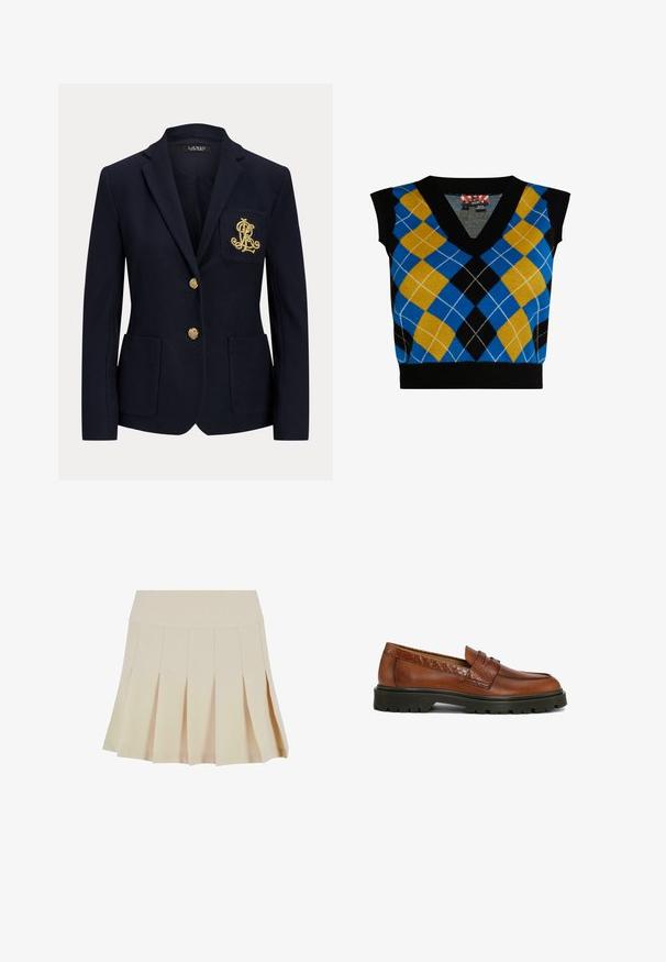 Navyblauwe blazer met gouden knopen, twee steekzakken aan de voorkant en een goud geborduurd logo op de linkerborstzak.; Mouwloze trui met een V-hals, voorzien van een blauw, geel, zwart en witte ruitpatroon, afgewerkt met een zwarte ribgebreide zoom.; Beige geplisseerde rok met een aangesloten tailleband, gemaakt van een gladde stof. Kenmerkt zich door meerdere verticale plooien en een rechte zoom.; Bruine leren loafers met een gestructureerd accent; ronde neus en gestikte details; robuuste zwarte rubberen buitenzool voor grip.