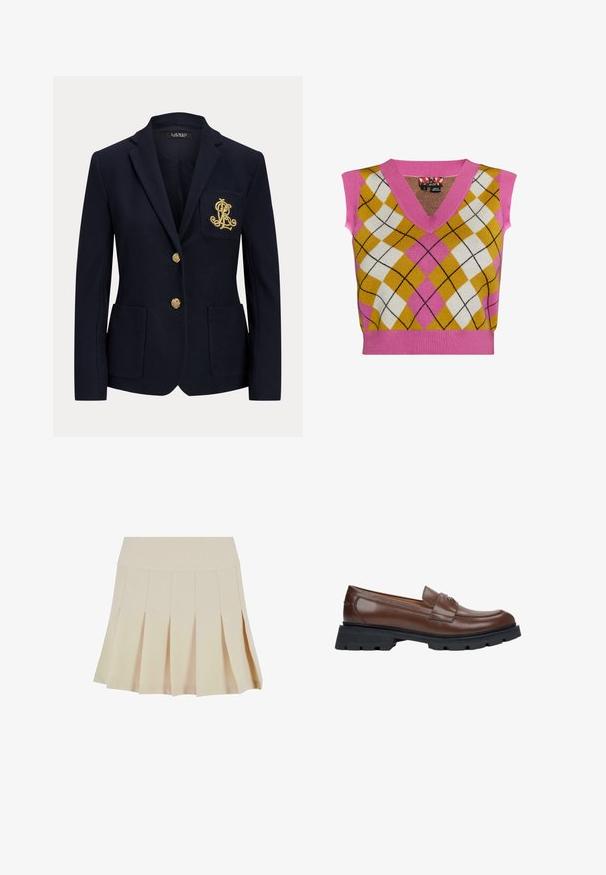 Navyblauwe blazer met gouden knopen, twee steekzakken aan de voorkant en een goud geborduurd logo op de linkerborstzak.; Gebreid mouwloos vest met een roze V-hals, ruitpatroon in geel, wit en roze, met contrasterende zwarte lijnen en een geribbelde zoom.; Beige geplisseerde rok met een aangesloten tailleband, gemaakt van een gladde stof. Kenmerkt zich door meerdere verticale plooien en een rechte zoom.; Bruine leren loafers met een platte, zwarte rubberen zool. Bevat een gestikte teenontwerp en een kleine decoratieve band over de bovenkant.