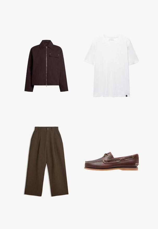 Dunkelbraune Jacke mit Frontreißverschluss, spitzem Kragen, Seitentaschen und einer Brusttasche; verfügt über drei Streifen an den Ärmeln und silberne Akzente.; Weißes T-Shirt mit kurzen Ärmeln, regulärer Passform, rundem Ausschnitt und kleinem schwarzem Stoffetikett am unteren Saum.; Braune Plisseehosen mit weitem Bein, ausgestattet mit einem Knopfverschluss und seitlichen Taschen, aus strukturiertem Stoff, der sich gut für Freizeitkleidung eignet.; Brauner Leder-Bootsschuh mit weißen Nähten, Schnürdetails und hellbrauner Gummisohle, seitlich auf weißem Hintergrund gezeigt.