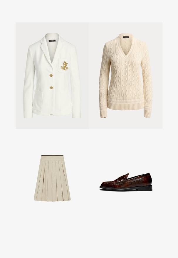 Blazer blanc ajusté avec boutons dorés et logo doré brodé sur la poche poitrine, avec col à revers cranté et deux poches avant.; Pull en maille torsadée crème avec manches longues, col en V, poignets et ourlet côtelés, et un logo brodé discret sur la poitrine gauche.; Jupe plissée beige avec une large ceinture et un bord foncé en haut, longueur genou avec des plis verticaux régulièrement espacés.; Mocassins en cuir marron avec une texture crocodile, présentant un talon bas et un design à bout pointu. Coutures d'accent le long des bords.