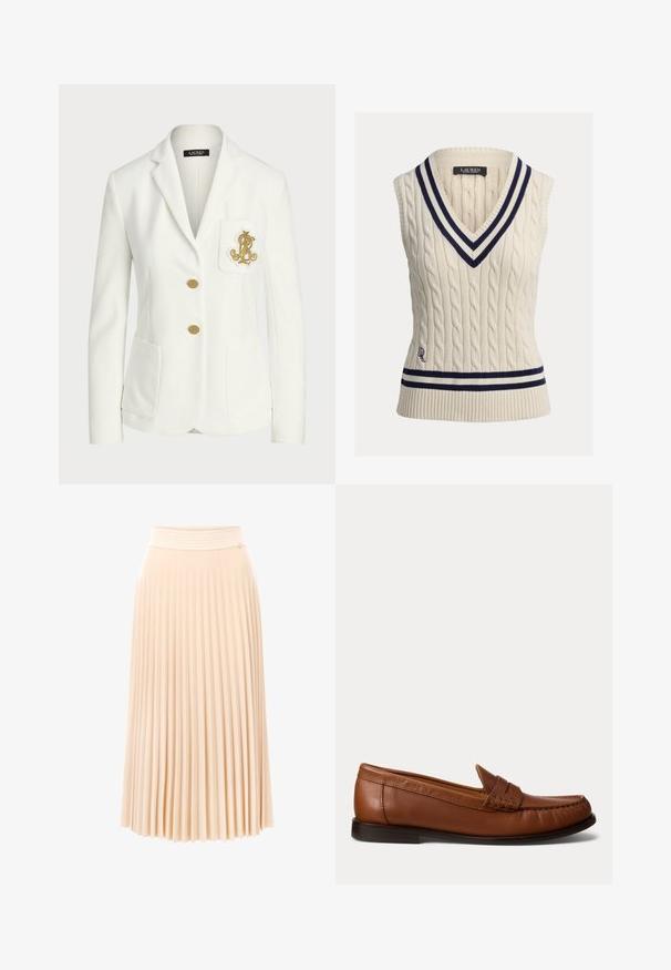 Witte blazer van textuurstof met een getailleerde pasvorm, voorzien van gouden knopen en een decoratief gouden geborduurd logo op de zak.; Gebreide mouwloze trui in roomwit met diepe V-hals. Voorzien van marineblauw en wit gestreepte rand bij de halslijn en zoom, met logo-detail.; Plissé midi-rok van zachte perzikkleurige stof. Voorzien van een gestructureerde tailleband en een vloeiend ontwerp met verticale plooien. Soepele, lichtgewicht materiaal.; Bruine leren loafer met een lage zwarte hak, moc-toenaden en een decoratieve band over de bovenkant, afgebeeld tegen een witte achtergrond.