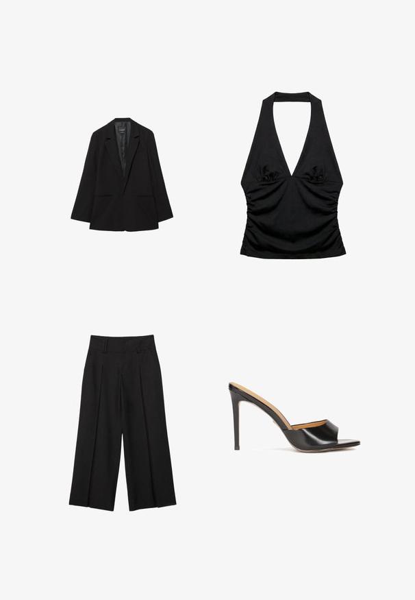 Sort enkeltknappet blazer med hakkede revers, to forlommer og en glat satinforing indvendigt.; Sort halterneck-top med dyb V-udskæring og rynkede sider, designet til et tætsiddende og stilfuldt look.; Sorte vide bens cropped bukser med bæltestropper og forreste plisseringer, lavet af et glat stof for et skræddersyet udseende.; Sorte open-toe hæle mules med en blank læderfinish, taperet blokhæl og et glat buet bånd over vristen.