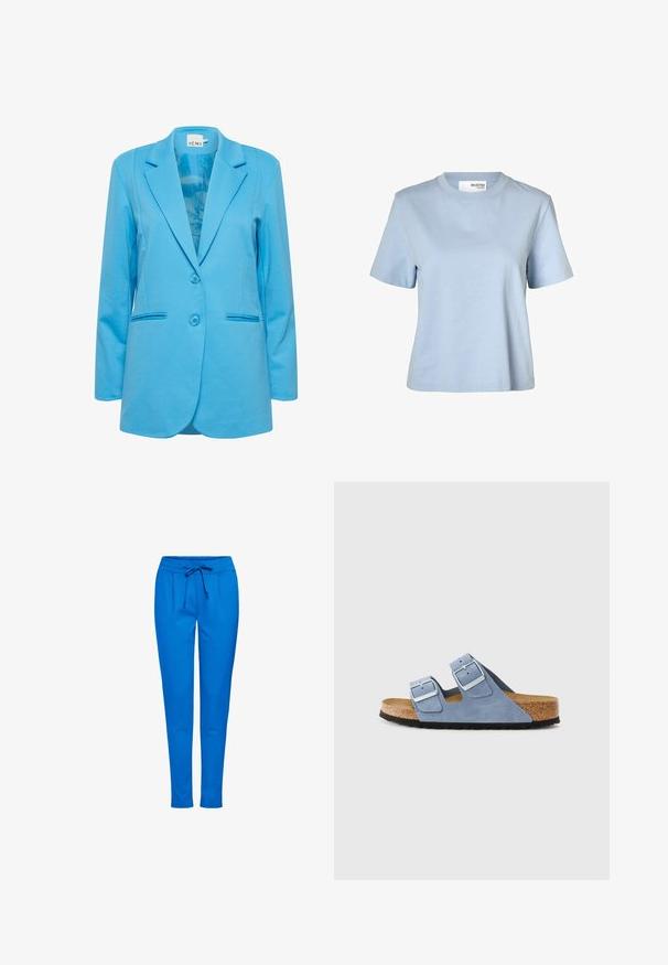 Blå skræddersyet blazer lavet af blødt stof, med spids krave, to knapper og sidelommer med subtil syning.; Lys blå kortærmet t-shirt lavet af blødt stof, med rund hals og en boxy pasform uden grafiske mønstre eller udsmykninger.; Blå joggingbukser lavet af blødt stof, med elastisk talje og snøre, to forlommer og smal bendesign.; Blå ruskindsandal med to justerbare remme, sølvspænder og korkfodbede på en sort gummisål. Letvægtsdesign og åbent design.