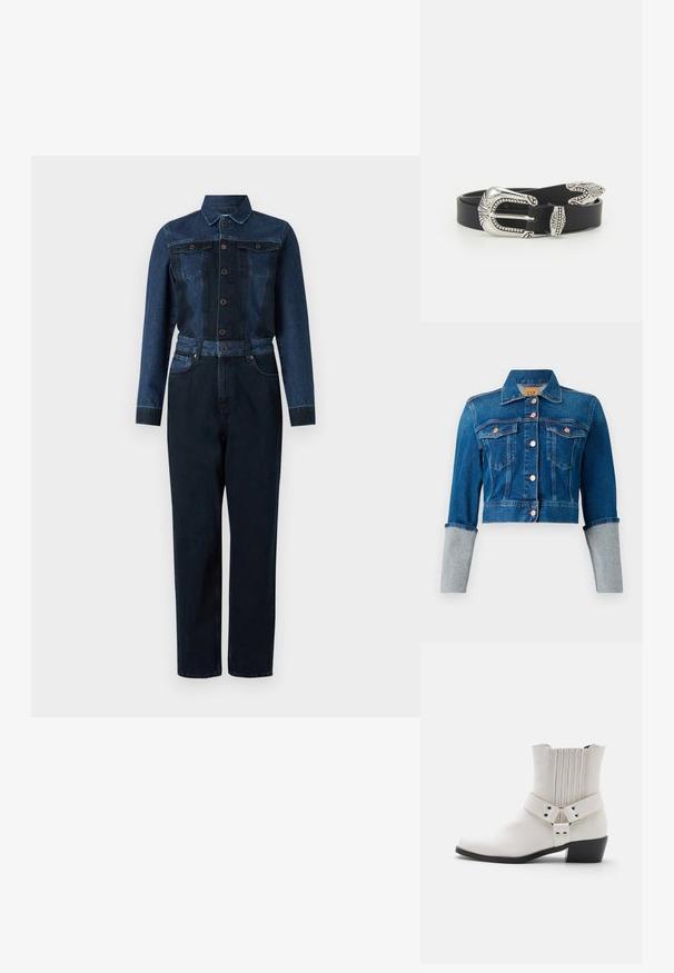 Ostrihnutá tmavomodrá denimová bunda s mosadznými gombíkmi, dvoma vreckami na hrudi, golierom a svetlosivými vyhrnutými manžetami.; Denim overal s tmavomodrou farbou, dlhými rukávmi, zapínaním na gombíky vpredu, golierom a opaskom v páse s dvoma náprsními vreckami.; Biele kožené členkové topánky s mierne špicatou špičkou, nariaseným zadným detailom a širokým pásom s prackou okolo členka.; Čierny kožený opasok s veľkou striebornou kovovou sponou s prepracovanými detailmi a dekoratívnymi akcentmi na oboch koncoch.