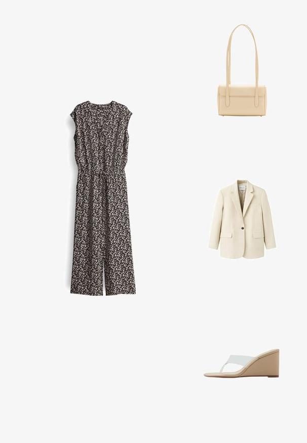 Beiger Ein-Knopf-Blazer mit Stegkragen, zwei vorderen Pattentaschen und einer Brustleistentasche, dargestellt auf weißem Hintergrund.; Schwarzer und cremefarbener gemusterter Jumpsuit mit kurzen Ärmeln, V-Ausschnitt und elastischem Bund. Der Stoff wirkt leicht und hat ein fließendes Design.; Beige Keilsandale mit einem klaren, breiten Riemen und einem Zehensteg-Design auf weißem Hintergrund.; Beige rechteckige Schultertasche mit langen doppelten Trägern und Klappverschluss, vor weißem Hintergrund dargestellt.