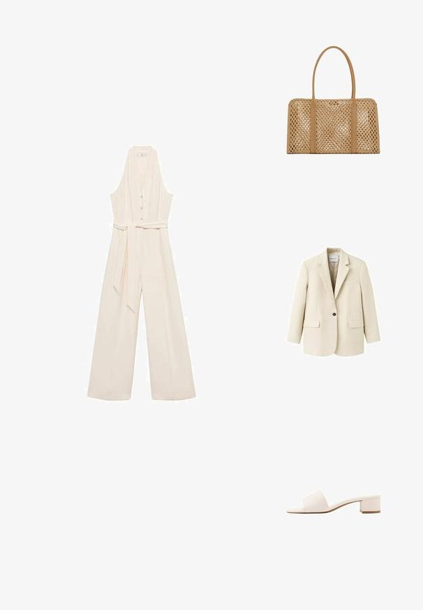 Beige enkeltknappet blazer med hakkeslag, to forlommer med klap, og en brystlomme med kant, vist på en hvid baggrund.; Cremefarvet jumpsuit med dyb V-udskæring, knaplukning foran, brede ben og et matchende taljebælte for en skræddersyet silhuet.; Lavhælet sandaler med glidesål i beige med bred forrem og blokhæl, vist i profil på hvid baggrund.; Rektangulær lys brun vævet håndtaske med to lange glatte håndtag og et åbent gittermønster over hele taskens krop.