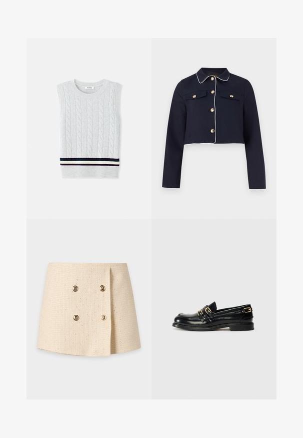 Marineblå kort jakke med hvide piping, lange ærmer, guldknapper og klaplommer på brystet mod en ensfarvet baggrund.; Lys grå ærmeløs sweater med et kabelstrikket mønster og en stribet ribkant i marineblå, grøn og creme. Blød tekstur.; Mini nederdel i cremefarvet tekstur med fire gyldne dekorative knapper foran og en asymmetrisk bindedetalje.; Sorte læder loafers med en blank finish, der har to guldspænder og en lav hæl. Glat tekstur med rund tådesign.