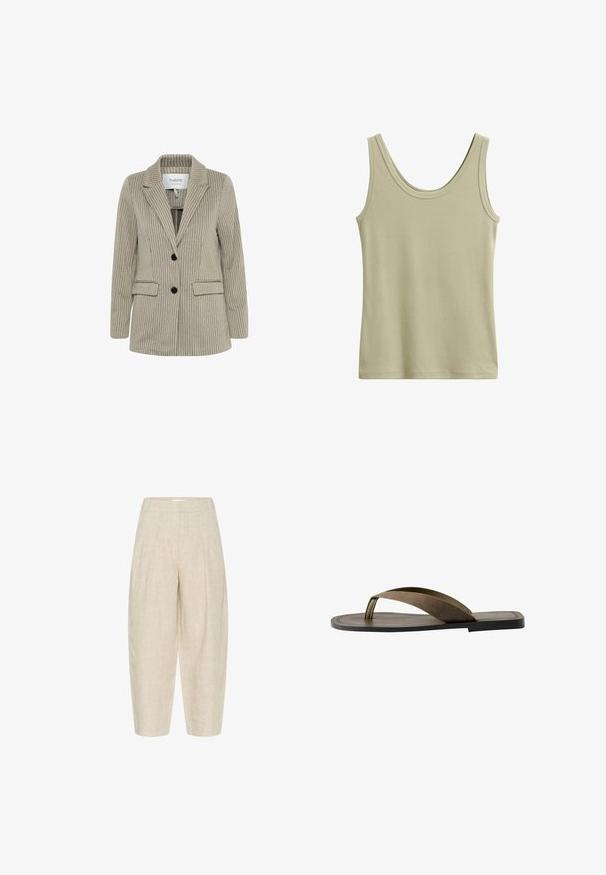 Stribet blazer i beige med lodrette linjer. Har et klippet krave, sorte knapper og to frontlommer. Tekstureret stof.; Beige ribbet ærmeløs tanktop med rund halsudskæring og diskret syet kant, lagt fladt på hvid baggrund.; Beige linnedbukser med løs pasform, der har folder ved taljen, cropped længde, og et tekstureret, vævet stof.; Brun læder klip-klap sandal med brede stropper og flad sort sål, vist fra siden på hvid baggrund.
