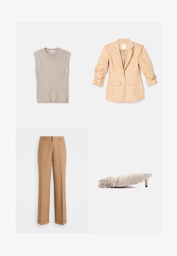 Cinq à Sept LOUISA JACKET - Blazer - sahara; Lichtbeige mouwloze top van zacht materiaal, met een ronde hals, strakke lijnen en een iets losse pasvorm. Minimalistisch ontwerp.; Beige op maat gemaakte broek met een rechte pasvorm, gemaakt van zacht materiaal, met een voornaad en omgeslagen boorden aan de zoom.; Beige suède mule met lage kittenhak en gelaagde franjes die het bovendeel bedekken, zijaanzicht op een witte achtergrond.