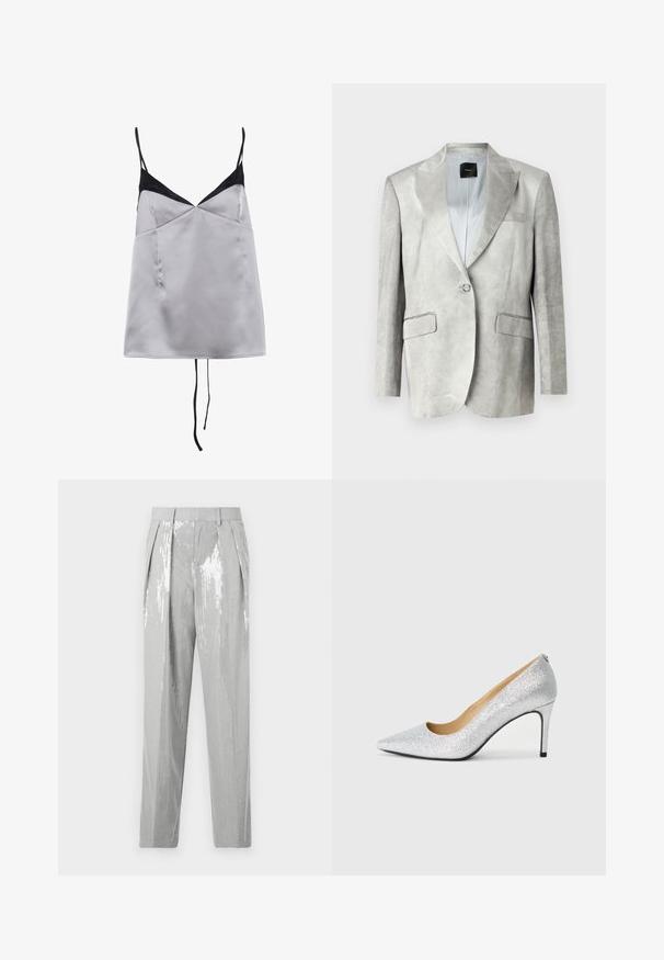 Blazer gris clair avec une texture lisse, revers crantés, fermeture à un bouton et deux poches avant. Design simple, coupe ajustée.; Camisole en satin gris clair avec des accents noirs et des bretelles fines. Présente une encolure en V, une texture lisse et une silhouette à coupe décontractée.; Good American SUITING GOOD TROUSER - Pantalon classique - grey; Pompe à talons aiguilles en argent pailleté avec un bout pointu et une doublure intérieure lisse. Le talon est fin, soulignant le design élégant.