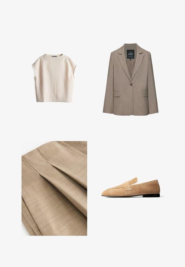 Beiger, einreihiger Blazer mit einem Knopf, mit Reverskragen, Pattentaschen und einem Pull&Bear-Label im Krageninnenseite.; Kurzärmeliges, cremefarbenes Oberteil mit strukturiertem Wellenmuster; entspannter Schnitt und runder Ausschnitt; aus leichtem Stoff gefertigt.; Beige-farbener, plissierter Stoff mit glatter Textur und feinem Webmuster, das die Nähdetails und das leichte Design zur Geltung bringt.; Hellbrauner Wildleder-Slipper mit niedrigem schwarzem Absatz und breitem Riemendetail über dem Spann, im Seitenprofil vor weißem Hintergrund dargestellt.