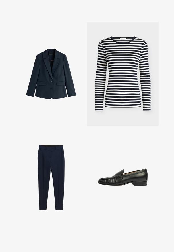 Blazer azul marino entallada con solapas de muesca, dos botones, mangas largas y bolsillos con solapa sobre fondo blanco.; Camisa de manga larga con rayas horizontales en azul marino y blanco y cuello redondo, con la marca GANT en el puño de la manga.; Pantalones de corte entallado en azul marino, con pasadores para cinturón, bolsillos laterales y un pliegue frontal.; Scarosso Zapatos sin cordones - black calf