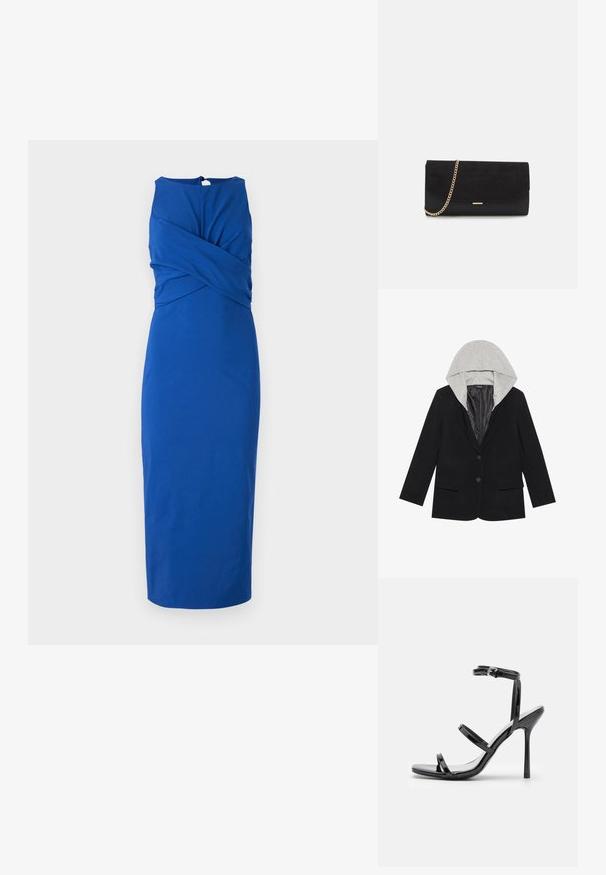 Zwarte blazer met twee voorzakken, sluiting met één knop en afneembare grijze capuchon. Zacht materiaal met een gladde binnenvoering.; Blauwe midi-jurk met een gedraaid ontwerp van het bovenlichaam, mouwloos en met een verborgen ritssluiting aan de achterkant. Gladde stof met een eentonige kleur en een getailleerde pasvorm.; Zwarte gepatineerde leren hoge hak sandalen met drie horizontale banden en een verstelbare enkelband. Slanke silhouette en glanzende afwerking.; Zwarte clutch tas gemaakt van suede met een textuurafwerking, voorzien van een gouden schouderband en een strakke, hoekige vorm.