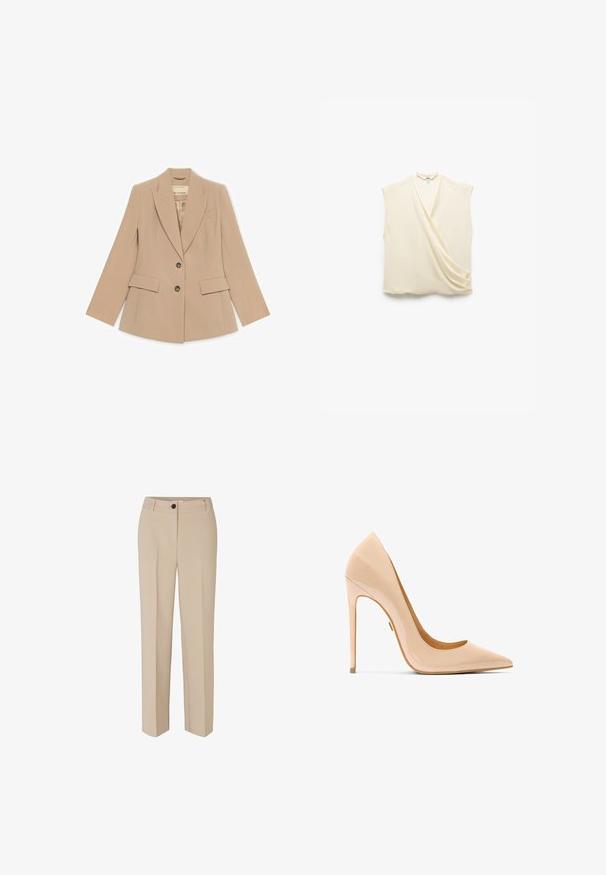 Blazer beige a medida con solapas con muesca, dos bolsillos delanteros con solapa, dos botones y un bolsillo de ojal en el pecho, colocado sobre un fondo blanco.; Blusa de manga corta en crema claro, de tejido suave, con detalle drapeado en el frente y un sutil brillo. Escote redondo simple y corte relajado.; Modström GALE - Pantalones - powder sand; Zapato de salón de charol color nude con punta en punta, silueta elegante y tacón de aguja, con una textura suave y brillante.