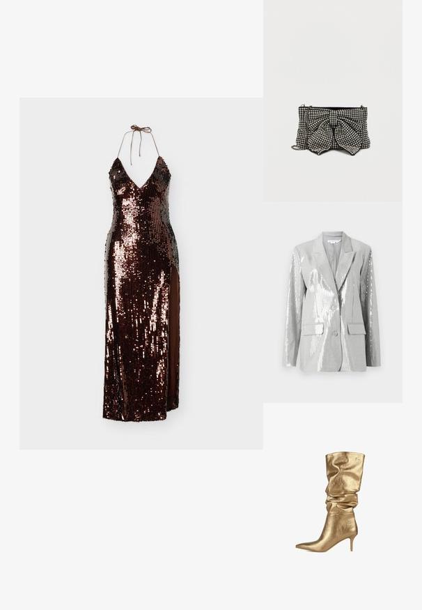 Good American Blazer - grey; Mouwloze, lange halterjurk met bruinzwarte pailletten en een zijsplit, vastgebonden in de nek met dunne koordjes.; LOLA CASADEMUNT Laarzen - gold; Zwarte clutch met een grote strik, versierd met zilveren studs, met een kettinghengsel en een gestructureerd oppervlak dat het licht vangt.