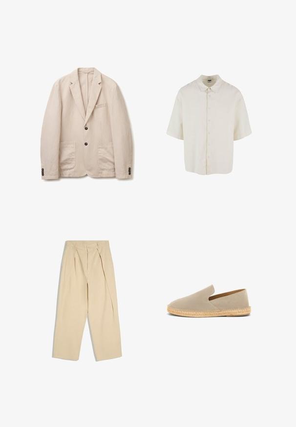 Beige ribfluwelen blazer met twee zwarte knopen, notched revers, twee opgestikte voorzakken en knoopmanchetten.; Korte mouwen shirt van crèmekleurige stof, met een relaxte pasvorm, knoopsluiting en een klassieke kraagontwerp.; Beige hoge taille broek met plooien aan de voorkant, knoop- en ritssluiting en brede rechte pijpen.; Beige suède instap-espadrille met een zool omwikkeld met jute en een lage hak, zijaanzicht op een witte achtergrond.
