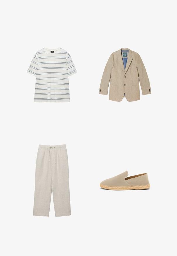 Beige linnen herenblazer met notched revers, twee zwarte voorste knopen, drieknops manchetten en drie voorzakken.; Witte T-shirt met korte mouwen, bekleed met dunne, gelijkmatig verdeelde horizontale marineblauwe strepen en een ronde hals.; Lichtbeige linnen broek met elastische tailleband en trekkoord, rechte pijp en zijzakken.; Beige suède instap-espadrille met een zool omwikkeld met jute en een lage hak, zijaanzicht op een witte achtergrond.