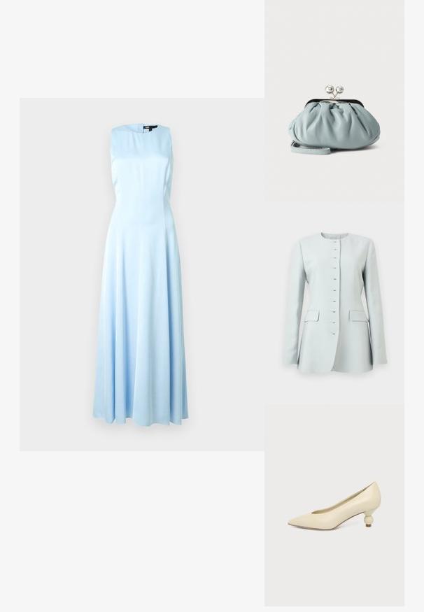 Blazer pour femme bleu clair avec manches longues, encolure ronde, fermetures à crochet et œil, et poches à rabat des deux côtés.; Robe sans manches en satin bleu clair avec un col montant et une jupe longue fluide jusqu'au sol, présentée sur un fond blanc uni.; Chaussure femme couleur crème à bout pointu avec un petit talon rond en forme de boule, sur fond uni.; Petit porte-monnaie en cuir bleu clair avec fermoir métallique argenté de type kiss-lock et court bracelet de poignet sur fond uni.