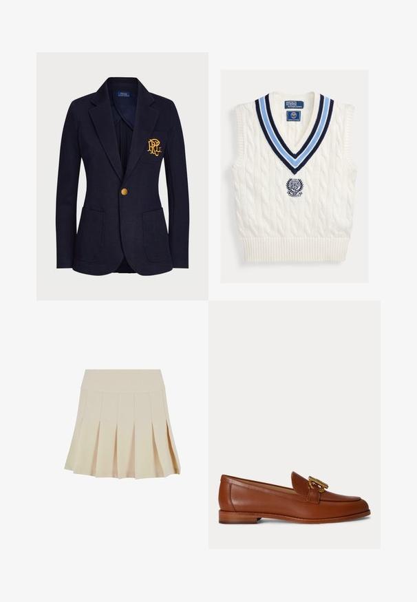 Marineblazer aus strukturiertem Stoff mit einem goldenen Knopf und einem gestickten Logo auf der Brusttasche. Verfügt über zwei Fronttaschen.; Weißes ärmelloses Strickwest mit Kabelmuster, blau gestreifter V-Ausschnitt und Polo Ralph Lauren Wimbledon-Logo auf der Brust.; Beige Faltenrock mit einem taillierten Bund, aus einem glatten Stoff gefertigt. Verfügt über mehrere vertikale Falten und einen geraden Saum.; Brauner Lederloafer mit niedrigem, gestapeltem Absatz und goldenem Metallschnallen-Detail oben, seitlich auf einfarbigem Hintergrund dargestellt.