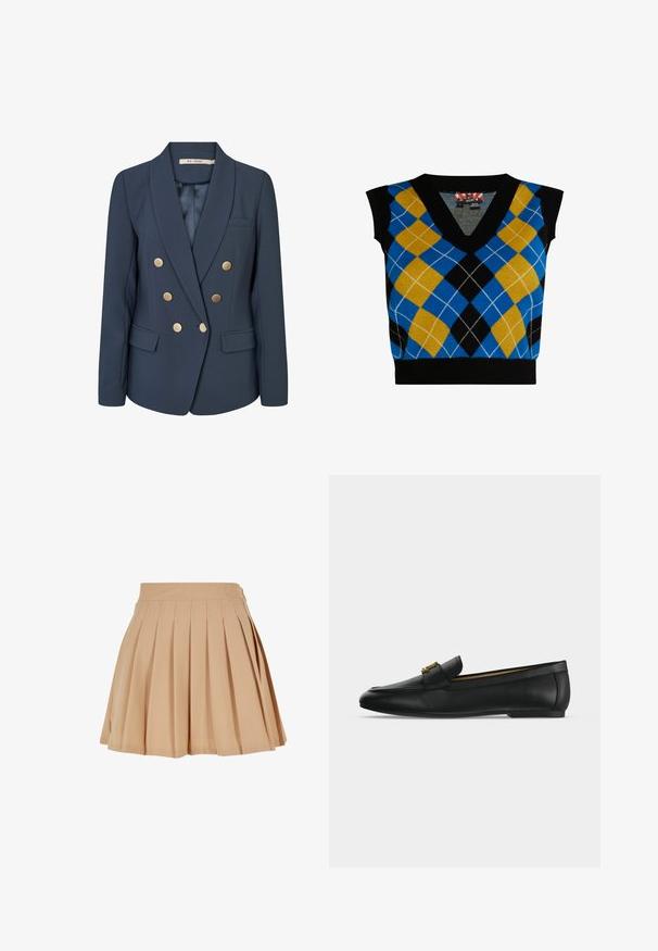 Marineblå dobbeltradet blazer med seks gyldne knapper, revers med hak, to frontlommer med klap, og en brystlomme.; Ærmeløs sweater med V-udskæring, prydet med et argyle-mønster i blå, gul, sort og hvid, kantet med en sort ribkant.; Beige plisseret mini skirt med høj talje og subtilt broderet logo på højre side af taljen.; Sort læderloafer med guldfarvet metalspænde på toppen, flad sål og syning langs overkanten.