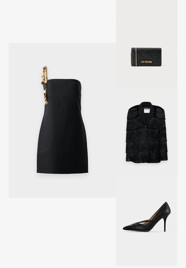 Schwarze Jacke mit geschichteten Fransendetails, einem Spitzrevers und einem einzelnen Knopfverschluss. Weiche Textur, strukturierte Gestaltung.; Schwarzes Mini-Kleid mit strukturiertem, geradem Schnitt und einem dekorativen Kettendetail in goldener Farbe an einer Schulter. Glatte Stoffoberfläche.; Schwarzer Leder High-Heel-Schuh mit spitzer Schuhspitze und schmalem Riemen über dem Spann, befestigt mit einer kleinen goldenen Schnalle auf einfarbigem Hintergrund.; Schwarze gesteppt rechteckige Tasche mit goldenem Kettenriemen und goldener "Love Moschino" Logo-Plakette vorne.