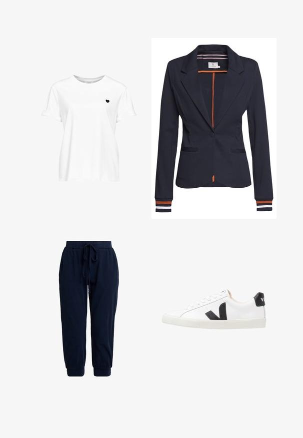 Marineblauwe blazer met een getailleerde pasvorm, voorzien van een enkele knoop, twee voorzakken en gestreepte details op de mouwen en aan de binnenkant.; Wit T-shirt met korte mouwen met een kleine zwarte hartgrafiek op de linkerborst en een ronde hals.; Donkerblauwe joggingbroek gemaakt van zachte stof. Voorzien van een elastische tailleband met trekkoord en gebreide boorden bij de enkels voor een comfortabele pasvorm.; Witte sneaker met een zwart V-logo, voorzien van een gladleren bovenwerk, ronde neus, vetersluiting en een contrasterende zwarte hieltab.