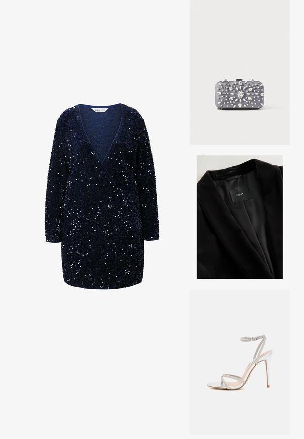 Sort fløjlsblazer med sjalkrave, satinfor og en mærkat med teksten "NEXT." Tekstureret stof med en glat finish.; Mørkeblå, palietteret kjole med lange ærmer, omslagsdesign, dyb V-hals og struktureret stof, der har en tætsiddende talje og løs kant.; Sølv højhælede sandal med tynde stropper, prydet med rhinsten, og med et elegant design og spids tå.; Lille rektangulær mørkegrå clutch pyntet med klare rhinsten i et strålende mønster og en sølvkæde som strop.