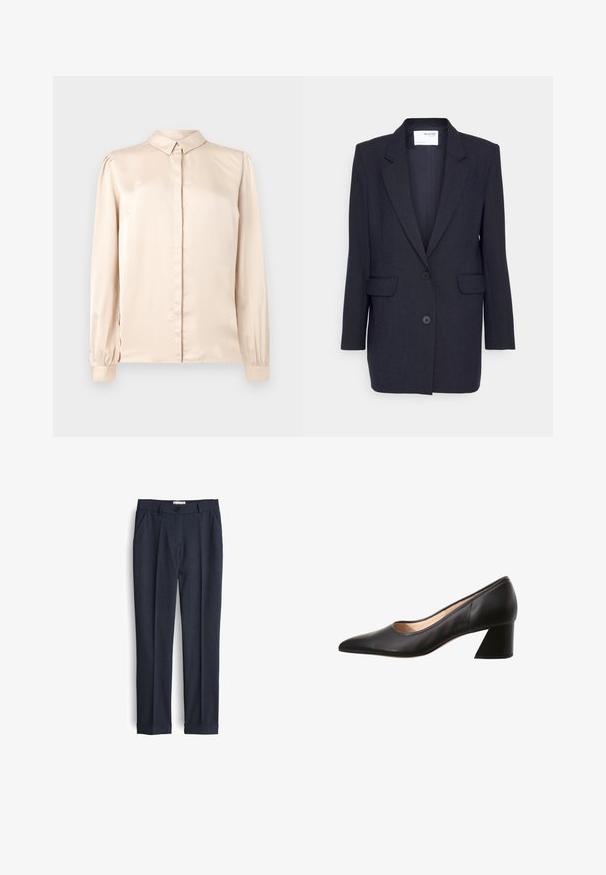 Donkerblauwe blazer van gestructureerde stof. Heeft een notch lapel, twee zijzakken en een dubbele knoopsluiting. Lange mouwen.; Beige satijnen overhemd met lange mouwen, met een button-down kraag, een voorplat en gathering in de mouwen bij de manchetten. Glad, glanzend textuur.; Navyblauwe op maat gemaakte broek van een textuurstof, met een vlakke voorkant, zijzakken en opgerolde boorden voor een nette afwerking.; Zwarte leren damespomp met puntige neus en lage blokhak, beige binnenvoering, zijaanzicht op witte achtergrond.