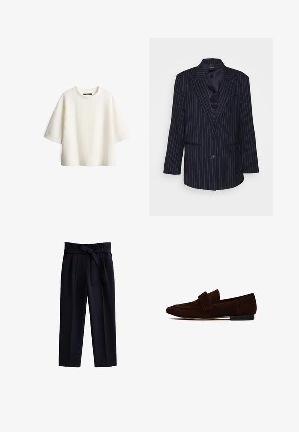 Mossman THE REBORN - Blazer - dark blue; Witte, gestructureerde gebreide trui met korte mouwen en een ronde halslijn. Heeft een losse pasvorm en een ribbelpatroon over de gehele trui.; Marineblauwe broeken met een riem in de taille, geplooide voorkant, brede pijpen en een soepele stoftextuur. Geen zichtbare hardware of patronen.; Bruine suède instappers met een platte zool, voorzien van een brede band over de bovenkant voor een stevige pasvorm en een slanke, langgerekte vorm.