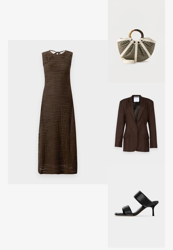 Bruine blazer met een patroon, gemaakt van textuurstof, met een enkele knoopsluiting, puntige revers en twee voorzakken. Zwarte voering zichtbaar.; Mouwloze donkerbruine maxi-jurk met getextureerde golvende horizontale strepen en een kleine keyhole striksluiting aan de achterkant van de halslijn.; Zwarte leren mule sandaal met twee brede banden en een slanke, middelhoog stilettohak op een effen lichte achtergrond.; Halfronde geweven handtas met crèmekleurige leren riemen en een ronde handgreep van schildpad- en goudkleurig materiaal op een witte achtergrond.