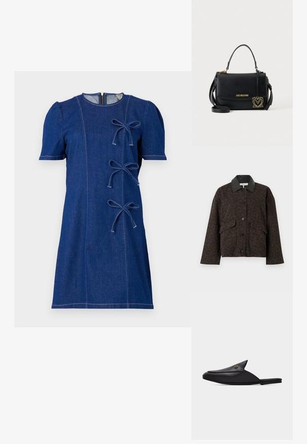 Braune Jacke mit Leopardenmuster, schwarzem Lederkragen, großen Fronttaschen und Knopfverschluss. Weicher Stoff mit strukturierter Oberfläche.; Dunkelblaues Denimkleid mit kurzen Ärmeln und runder Ausschnitt, das drei Schleifen auf der Vorderseite, sichtbare Nähte und einen Reißverschlussverschluss auf der Rückseite hat.; Schwarzer Leder-Pantoffel mit spitzer Zehe und kleiner goldener herzförmiger Verzierung an der Oberseite.; Schwarze Moschino Handtasche mit Tragegriff oben, Klappverschluss, goldenen Logo-Buchstaben und dekorativem goldenen herzförmigem Anhänger.