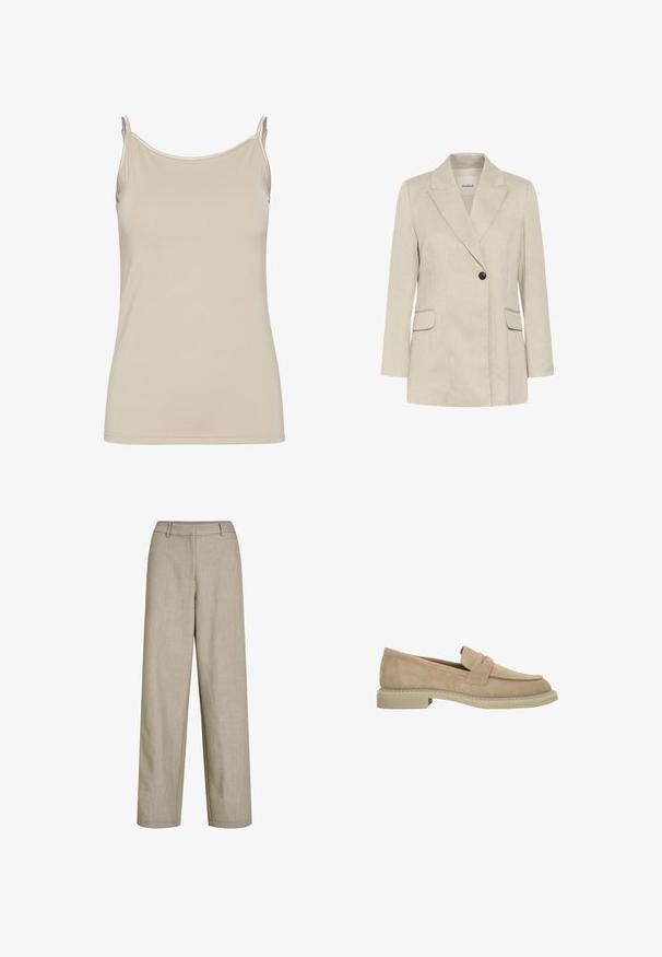 Veste beige à un bouton avec revers crantés, manches longues, deux poches avant à rabat, et ourlet droit.; Débardeur beige en tissu lisse, avec des fines bretelles et un design simple et ajusté, offrant un décolleté épuré sans motifs.; Pantalon beige taille haute à jambes larges avec passants de ceinture et fermeture frontale dissimulée, réalisé en tissu léger.; Mocassin en daim beige avec talon bas, bout arrondi et détail de bride sur le dessus, vu de profil sur fond blanc.
