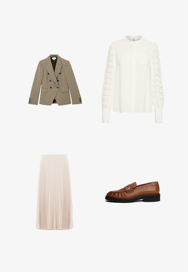 Dobbeltradet brun og beige hundetandsmønstret blazer med sorte knapper og hakrevers, frontlommer med klap og lange ærmer.; Hvid bluse med lange ærmer og intrikate blonder, en knaplukning foran og et blødt, tekstureret stof. Krave-udskæring.; Plisseret midi nederdel i en lys beige farve, fremstillet af et glat stof, med smalle lodrette plisser og en elastisk talje.; Brune læderloafer med en glat overflade, rund tå, frontrem detalje og lav sort gummihæl.