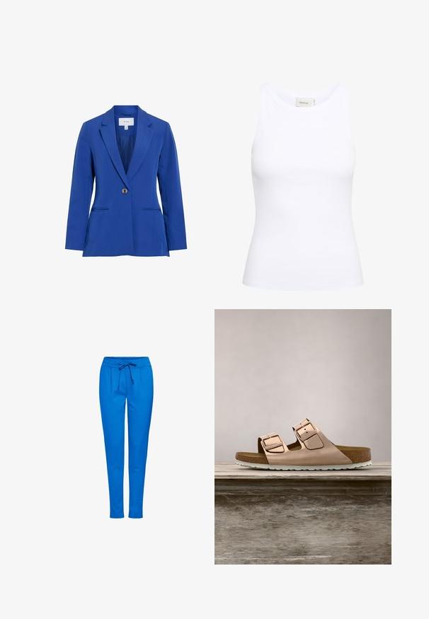 Blauer, maßgeschneiderter Ein-Knopf-Blazer mit Kerbkragen und vorderen Leistentaschen, mit dem Label VILA, auf weißem Hintergrund präsentiert.; Weißes, geripptes Tanktop mit Rundhalsausschnitt und ohne Ärmel. Elastisches Material und figurbetontes Design. Das Etikett auf der Rückseite trägt die Aufschrift "GESTUZ."; Blaue Jogginghose aus weichem Stoff, mit einem elastischen Bund und Kordelzug, zwei Fronttaschen und einem schmal zulaufenden Bein.; Roségoldene Rutsch-Sandalen mit zwei verstellbaren Metall-Schnallen, Kork-Fußbett und weißer Gummisohle. Glatte metallische Oberfläche, offene Zehenspitze.