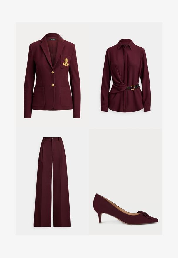 Donkerrode blazer met twee gouden knopen, drie voorzakken waaronder een borstzak met goud geborduurd logo, en een reverskraag.; Bordeauxrode shirt met lange mouwen, een puntige kraag, gedraaide voorkant en een zwarte riem met een gouden gesp in de taille.; Wijde broekspijpen in diep bordeauxrood stof, met een knoopsluiting aan de voorkant, ceintuurlussen en een getailleerd ontwerp met een gladde textuur.; Bordeaux kleurige suède pump met een spitse neus, kleine hak en een geknoopte strikaccent op de wreef; gladde textuur en slank ontwerp.