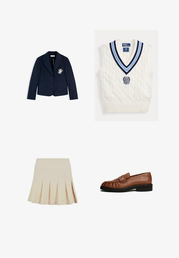 Marineblauer Blazer mit zwei Vordertaschen, zwei Knöpfen und weißen bestickten Initialen auf der linken Brusttasche.; Weißes ärmelloses Strickwest mit Kabelmuster, blau gestreifter V-Ausschnitt und Polo Ralph Lauren Wimbledon-Logo auf der Brust.; Beige Faltenrock mit einem taillierten Bund, aus einem glatten Stoff gefertigt. Verfügt über mehrere vertikale Falten und einen geraden Saum.; Braune Lederloafers mit glatter Textur, abgerundetem Zehenbereich, einem Detail mit vorderem Riemen und niedrigem schwarzen Gummihoch.