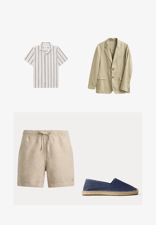 Blazer en lin beige avec revers à encoche, deux poches à rabat à l'avant, une poche poitrine passepoilée, et une fermeture à deux boutons à l'avant.; Chemise à manches courtes en tissu beige clair avec des rayures verticales bleu foncé, dotée d'un devant à boutons et d'une poche poitrine.; Short beige à carreaux avec taille élastique et cordon de serrage devant, arborant un petit logo brodé sur le bas de la jambe gauche.; Espadrille en toile bleu marine avec semelle en jute tissée naturelle et petit talon, vue de profil sur fond blanc.