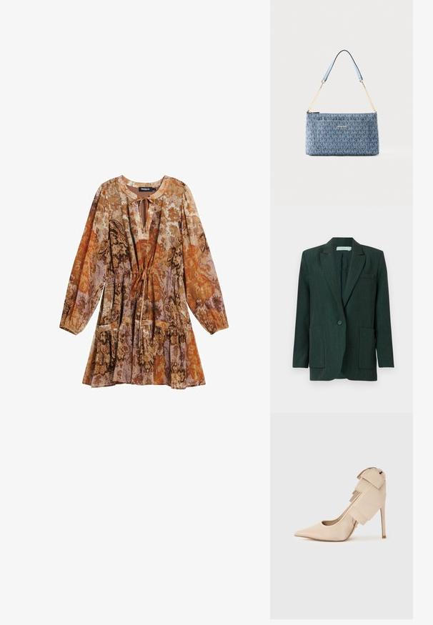 Donkergroene blazer van textuurstof, met een enkele knoopsluiting, schuin gelagde kleppen en twee voorzakken met klep.; Bloemrijk patroon jurk met lange mouwen, een keyhole decolletée en een trekkoord in de taille. Bevat oranje, bruin en paarse tinten.; Beige satijnen pumps met hoge hak, puntige neus en grote decoratieve strik aan de achterkant van de hiel.; Blauwe Michael Kors handtas met monogrampatroon, gouden ketting en leren schouderband, rechthoekige vorm met ritssluiting.