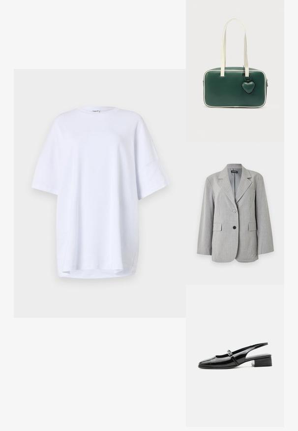 Lichtgrijze blazer met krijtstreepjes, gelochte revers, twee klepzakken aan de voorkant en twee knopen in verschillende kleuren bij de sluiting.; Korte mouwen, oversized wit T-shirt van katoen. Ronde halslijn, zijsplitsen aan de zoom en een gladde textuur zonder zichtbare patronen of accenten.; Zwarte lakleren slingback schoen met een lage blokhak en een dunne band met zilveren gesp bovenop.; Groene leren handtas met witte accenten, rechthoekige vorm, twee bovenste handvatten en een hartvormige hanger bevestigd aan een rits.