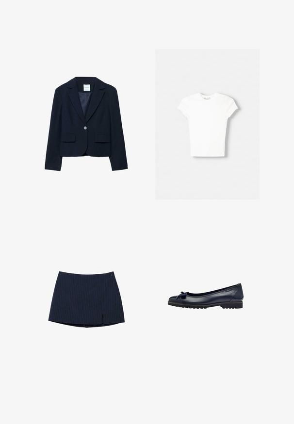 Marineblå cropped blazer i blødt stof. Har en reverskrave, enkeltknaplukning og to forlommer. Glat inderfor.; Hvid kortærmet t-shirt lavet af blød bomuld, med rund halsudskæring og en tætsiddende form. Ingen synlige mønstre eller udsmykninger.; Marineblå mini-nederdel med tynde striber, frontslids og sidelås, lagt fladt på en hvid baggrund.; Mørkeblå læder balletflade med en lille sløjfedetalje, rund tå og struktureret sål med en lav hæl.
